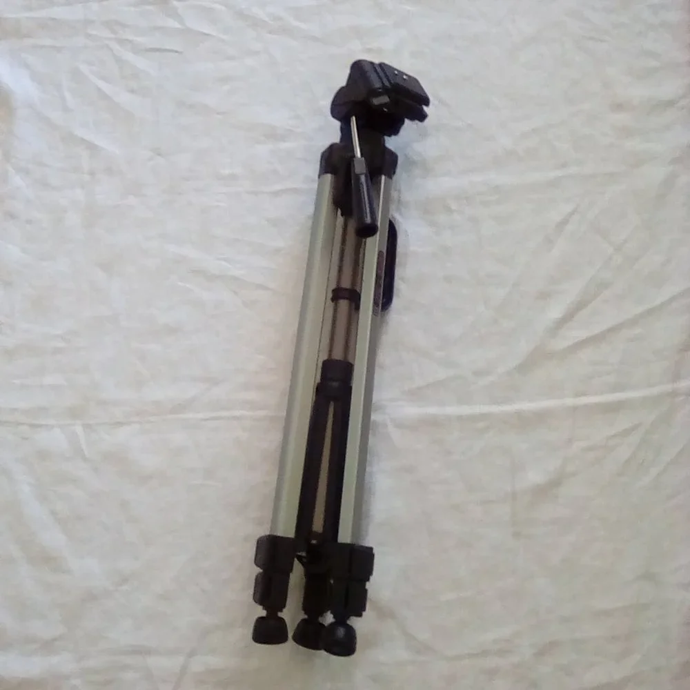 Adjustable camera tripod